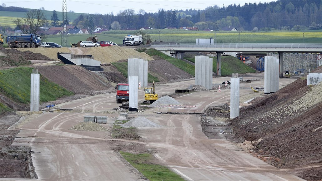 Pokra�uje stavba dálnice D3 v úseku Borek - Úsilné u obce H�ry u �eských...