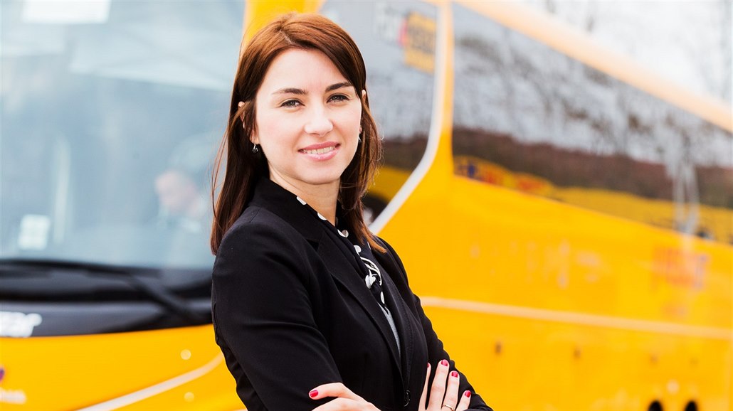 �luté autobusy by mohly n�kde jezdit i bez stevardek, �íká �editelka Ivana Ka�ická