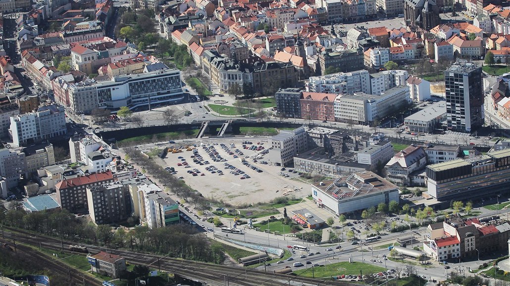 Plocha po zbouraném Domě kultury Inwest v Plzni.