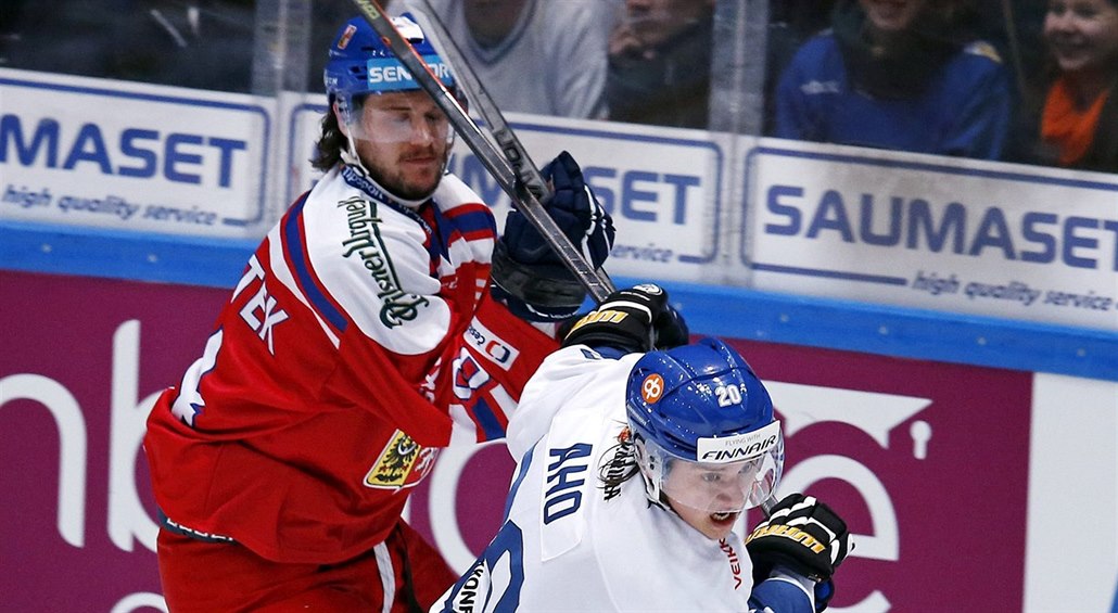 �eský hokejista Tomá� Kundrátek (vlevo) a Sebastian Aho z Finska v souboji o puk