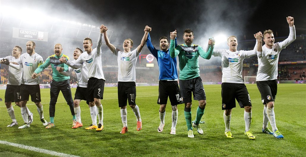 HEJ, HEJ, HEJ, POJ�TE S NÁMI! Plze�tí fotbalisté spolu s fanou�ky oslavují...