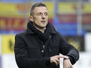 UŽ JE ČAS. Kouč Dukly Luboš Kozel během duelu na hřišti Zlína
