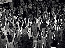 Rok 1981. Radžníšovi stoupenci tančí v londýnském Cafe Royal.