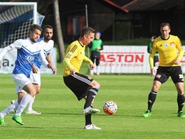 Momentka z duelu Tborsko vs. Budjovice. M zpracovv hostujc Bent,...