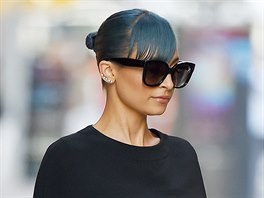 S modrou má zkuenosti také zpvaka, hereka a stylová ikona Nicole Richie....