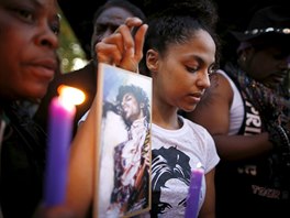 Lidé truchlí nad smrtí amerického zpěváka Prince (21.4.2016)