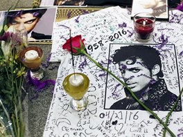 Lidé truchlí nad smrtí amerického zpěváka Prince (21.4.2016)