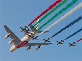 Airbus A380 spole�nosti Emirates v doprovodu akrobatické skupiny Al Fursan na...