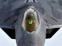 RAPTOR. Pilot americké stíháky F-22 Raptor se pipravuje na manévr, pi kterém...