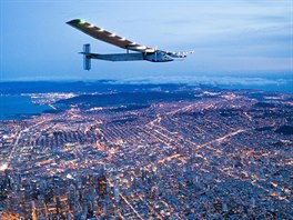 KOLEM SVTA. Letoun Solar Impulse 2 letící nad San Franciskem. Sluncem pohánný...