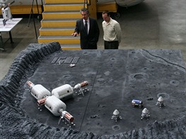 Robert Bigelow (vlevo) a jeho pedstava lunární základny sestavená z vtí...