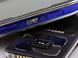 Samsung M7600 Beat DJ a Samsung SGH-F300