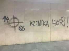 Vandalové popsali vestibul stanice metra Karlovo náměstí neonacistickými...