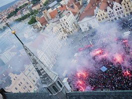 OSLAVA TITULU. Oslavy titulu na plzeském námstí jsem fotil z ve kostela sv....