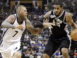 Chris Andersen (vlevo) z Memphisu brn LaMarcus Aldridge (ze San Antonia.