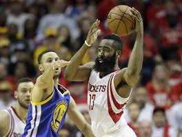 James Harden (vpravo) ze San Antonia se sna prosadit pes Stephena Curryho z...