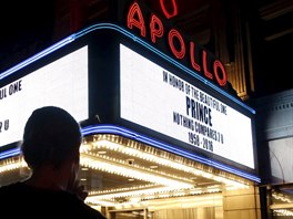 Prince připomnělo i slavné divadlo Apollo na Manhattanu.