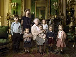 Královna Albta II. se svými dvma nejmladími vnouaty Jamesem a Louise (dti...