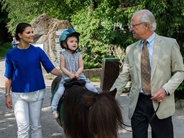 védská korunní princezna Victoria, její dcera princezna Estelle a král Carl...