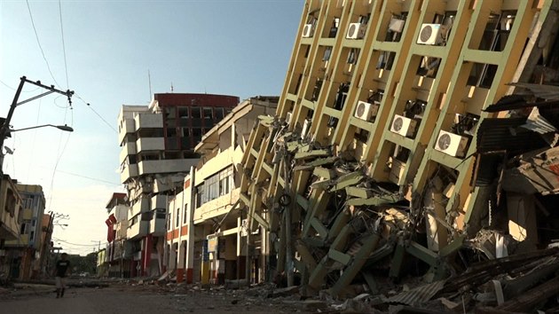 Následky sobotního zemětřesení v Ekvádoru