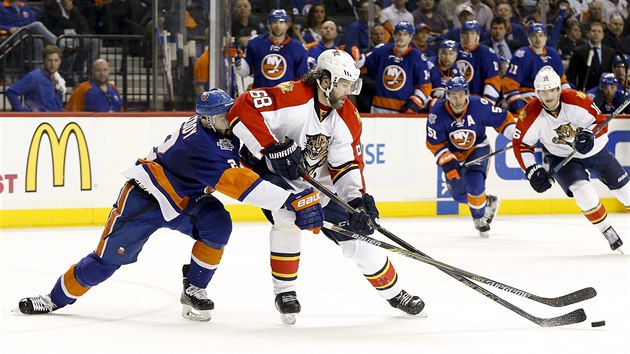 TĚŽKÁ PRÁCE. Nick Leddy (vlevo) z NY Islanders zkouší odtlačit od puku Jaromíra Jágra.