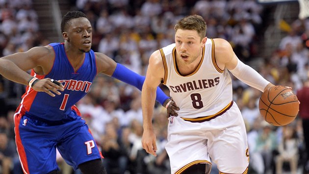 Matthew Dellavedova (vpravo) z Clevelandu a Reggie Jackson z Detroitu.