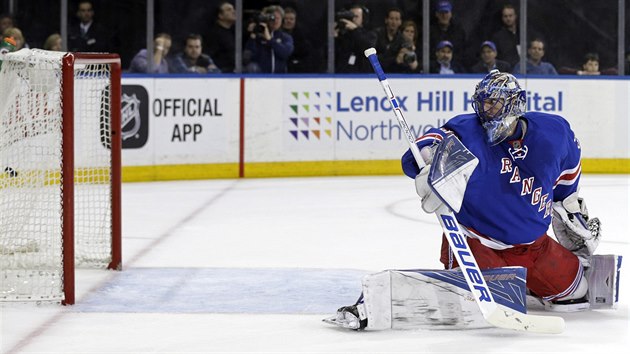 ZD̊EN OHLDNUT.  Henrik Lundqvist z NY Rangers sleduje puk, kter kon v jeho brance.