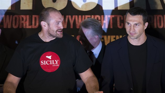 Tyson Fury (vlevo) a Vladimir Kliko se potkali na tiskov konferenci v Manchesteru a moc pkn si popovdali.