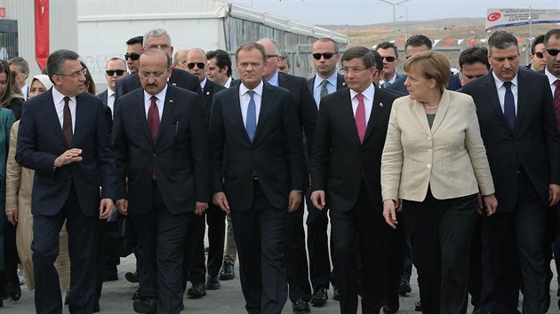 Nmeck kanclka Angela Merkelov, tureck premir Ahmet Davutoglu, pedseda Evropsk rady Donald Tusk v uprchlickm tboe v Turecku (23.4.2016).