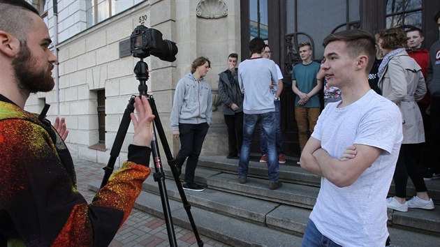 Studenti teplickho gymnzia natoili video na podporu sv spoluaky Eman Ghaleb, kter se stala terem tok odprc muslim. (20. dubna 2016)