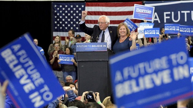 Prezidentsk kandidt Bernie Sanders s manelkou