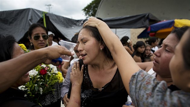 Lidé truchlí za více než pět set obětí ekvádorského zemětřesení (20. dubna 2016)