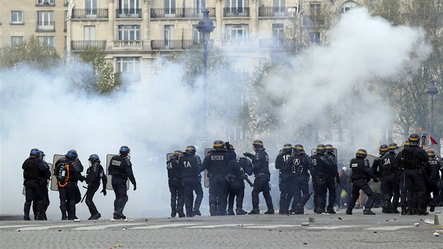 Policist zasahovali slznm plynem proti demonstrantm v Pai (28. dubna 2016)