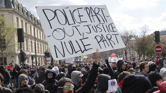 Policie vude, spravedlnost nikde, hls transparent jednoho z demonstrant v Pai (28. dubna 2016)