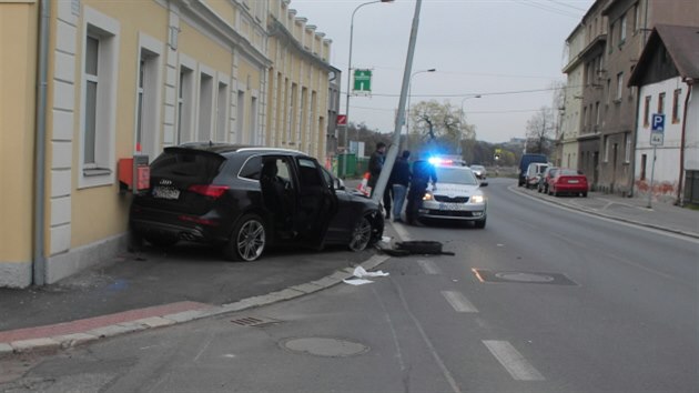 idi projel kruhov objez v protismru a naboural dv lampy a dm.