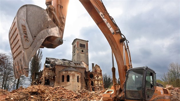 Z bývalého kláštera v Chebu zbylo už jen torzo. Poškozený je i kostel.