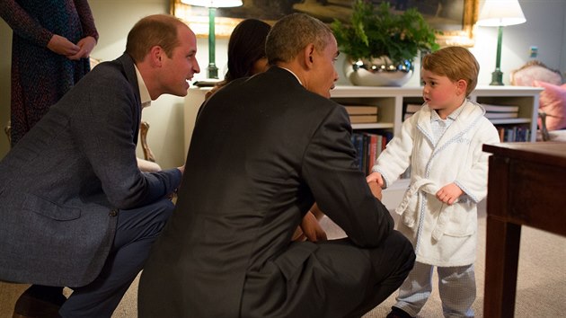Barack Obama se na návštěvě u Kate a Williama pozdravil i s dvouletým princem Georgem (22. dubna 2016)