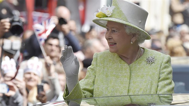 Britská královna Alžběta II. zdraví obyvatele Windsoru u příležitosti svých 90. narozenin (21. 4. 2016)