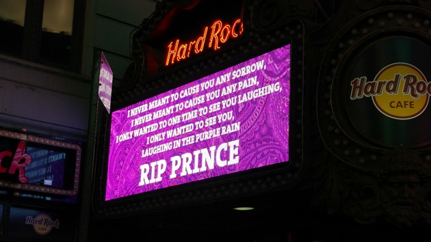 Pouta Hard Rock Cafe na Times Square v New Yorku se vzpomnkou na zpvka Prince, kter zemel ve tvrtek ve vku 57 let (21.4.2016)