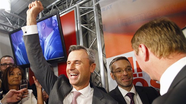 Norbert Hofer slaví vítězství v 1. kole rakouských prezidentských voleb (24.4.2016)