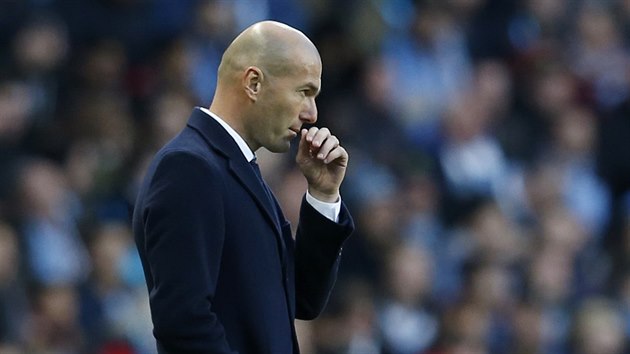 Zinedine Zidane, tren�r Realu Madrid, zamy�len� sleduje sv� sv��ence v z�pase s Manchesterem City.