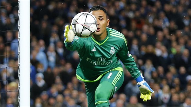 Keylor Navas, brank Realu Madrid se natahuje po mi v zpase proti Manchesteru City.