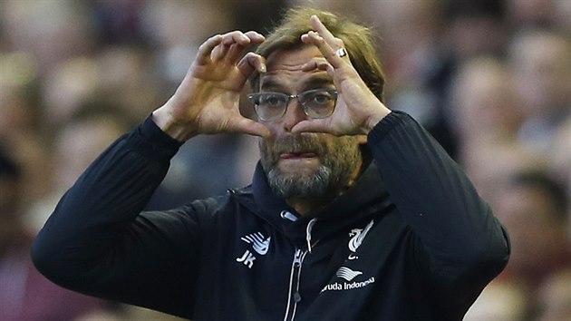 PODN KOUKEJ. Jrgen Klopp a jeho pokyny bhem domcho stetnut Liverpoolu s Evertonem.