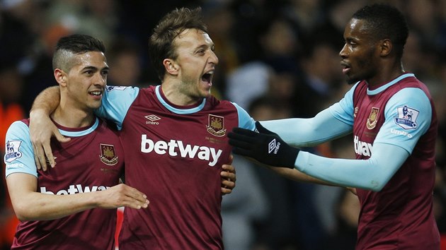 Kapitn West Hamu Mark Noble (uprosted) slav promnnou penaltu v zpase s Watfordem.