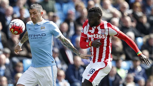 Aleksandar Kolarov (vlevo) a Mame Biram Diouf (vpravo) bhem utkn anglick Premier League mezi Manchesterem City a Stoke.