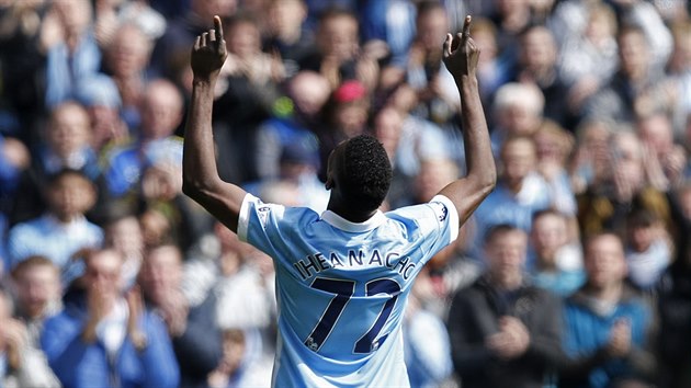 Kelechi Iheanacho, mlad tonk Manchesteru City, se raduje z tet branky v sti Stoke.