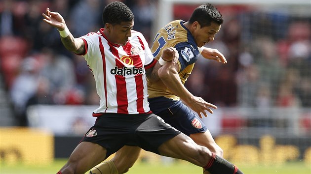 Obrnce Sunderlandu Patrick van Aanholt obral o balon ofenzivnho hre Arsenalu Alexise Sncheze.