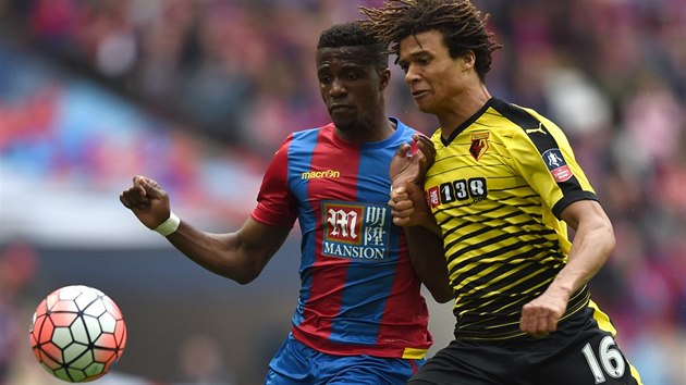 Wilfried Zaha z Crystal Palace ve sprinterskm souboji s Nathanem Akm v dresu Watfordu.