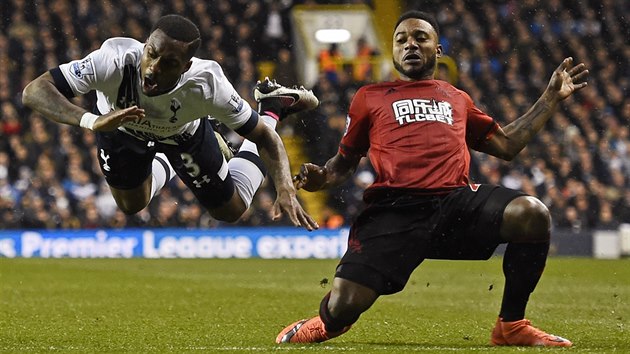 LETM! Danny Rose z Tottenhamu se po faulu Stphanea Sessegnona, zlonka West Bromu, proletl vzduchem.