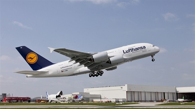 Airbus A380 je ve slub od roku 2007, prvn let probhl o dva roky dve. Prvnm provozovatelem byla spolenost Singapore Airlines, aktuln nejvtm provozovatelem jsou aerolinky Emirates, kter maj ve flotile 75 stroj ze 140 objednanch.